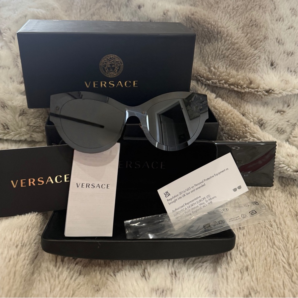 🕶️Versace Mirrored Dark grey women’s sunglasses🕶️ - Picture 2 of 7